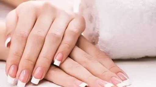 طرق فعّالة لتبييض الأظافر واستعادة لمعانها الطبيعي
