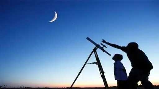 هلال شهر شعبان يزين السماء الليلة ويشاهد بسهولة بالعين المجردة