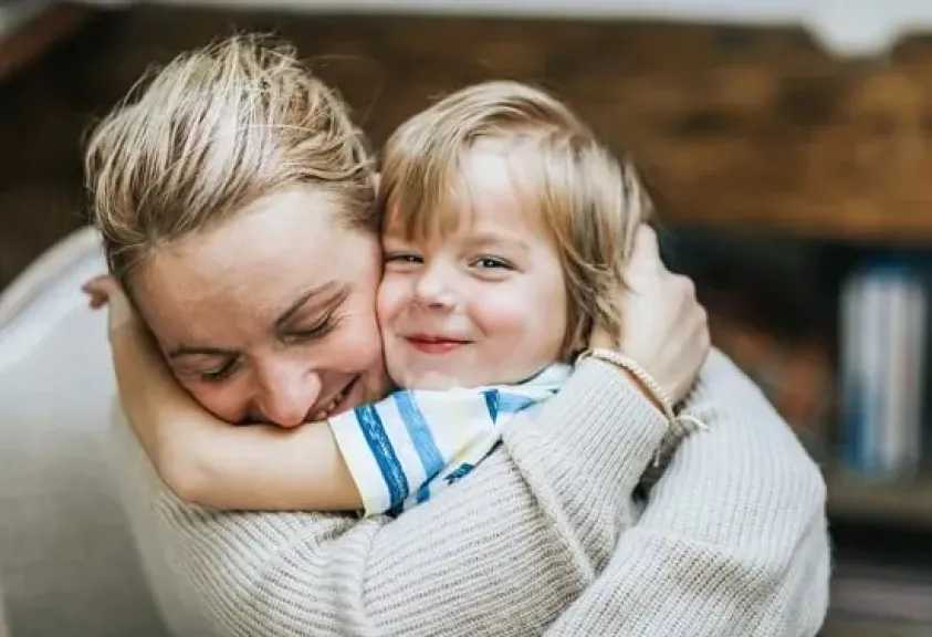 يوم العناق.. كيف يُعزز احتضان الأم لطفلها نموّه الجسدي والعاطفي؟