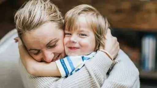 يوم العناق.. كيف يُعزز احتضان الأم لطفلها نموّه الجسدي والعاطفي؟