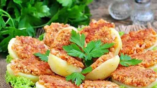 بطاطس محشوة بالجبنة واللحم.. وصفة مميزة تجمع البساطة والمذاق الشهي