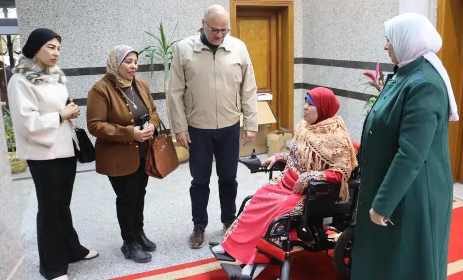 لفتة إنسانية.. محافظ القليوبية يحقق أمنية سيدة من ذوي الهمم بتوفير كرسي متحرك كهربائي