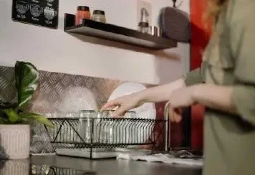 6 خطوات بسيطة تجعل مطبخك دائمًا نظيفًا ومرتبًا دون عناء