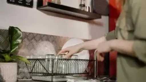 6 خطوات بسيطة تجعل مطبخك دائمًا نظيفًا ومرتبًا دون عناء