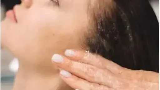 العادات الخاطئة في غسل الشعر.. نصائح للحفاظ على فروة صحية وشعر قوي