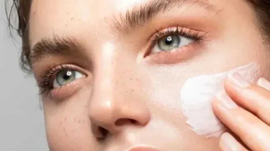 روتين العناية بالبشرة.. خطوات أساسية تجعل بشرتكِ مشرقة دائمًا