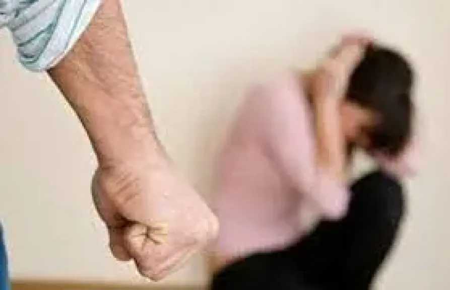 الجيزة.. القصة الكاملة لتعدي عامل بالضرب على ابنته وزوجته بعد سرقة ذهبهما