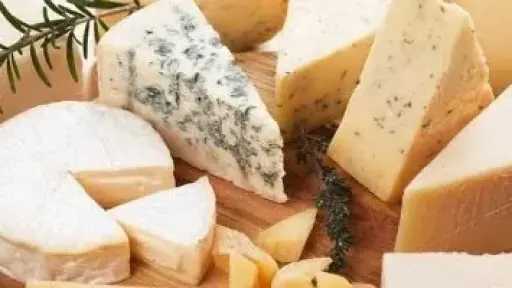 الحيلة السحرية لمنع تعفن الجبن الرومي.. خل أبيض يحل المشكلة بسهولة