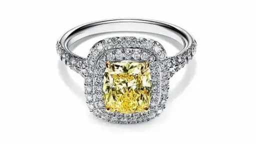 خاتم الهالة.. رمز الفخامة والأناقة في خواتم الخطوبة لعام 2026