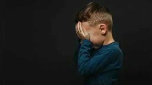 أنت فاشل.. ما أخطر جملة قد تقولها الأم لطفلها دون أن تدرك عواقبها النفسية؟