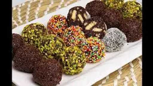 كرات الشوكولاتة بالبسكويت.. حلوى مبتكرة وسريعة التحضير بدون فرن كرات الشوكولاتة بالبسكويت.. حلوى مبتكرة وسريعة التحضير بدون فرن