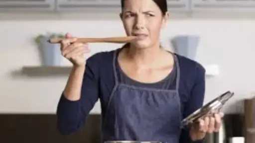 لماذا يختلف طعم الطعام في البيت عن المطاعم؟ 7 أخطاء شائعة تؤثر على النكهة النهائية