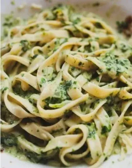 مكرونة الصلصة البيضاء بالسبانخ