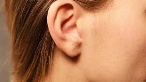 تعرفي على السبب الحقيقي وراء رائحة الأقراط وكيفية التخلص منها بكل سهولة