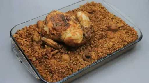 صينية الفريك بالفراخ.. وجبة شرقية فاخرة تجمع بين المذاق الشهي والقيمة الغذائية