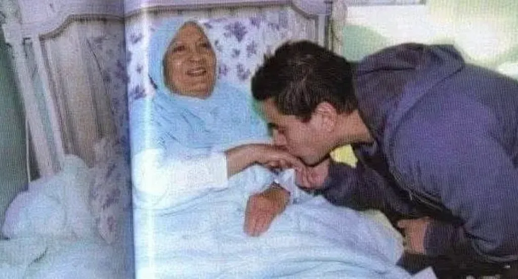 عمرو دياب يقبل يد علية شبانة