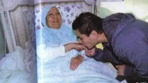 عمرو دياب يزور منزل العندليب ويقبل يد علية شبانة.. ذكريات وقصص خالدة عمرو دياب يزور منزل العندليب ويقبل يد علية شبانة.. ذكريات وقصص خالدة