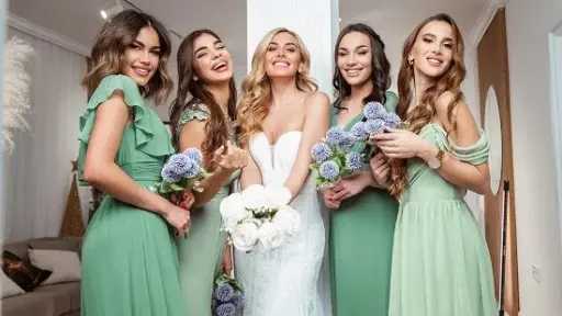 موضة فساتين 2026.. ألوان خريفية وصيفية تُبرز الأناقة والأنوثة