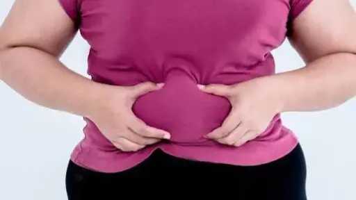 دهون البطن لدى النساء.. أسبابها، مخاطرها، وكيفية التعامل مع المشكلة الصحية والجمالية