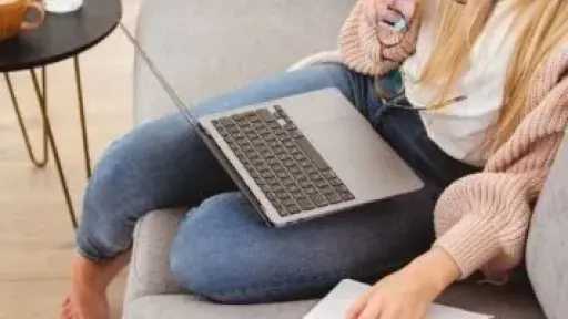 وظائف مرنة تفتح أبواب العمل للنساء من المنزل بمرونة ودخل معقول