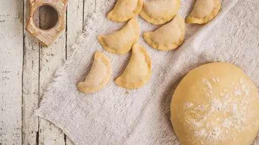 عجينة السمبوسة المقرمشة بالنشا.. سر المذاق اللذيذ على مائدتك الرمضانية عجينة السمبوسة المقرمشة بالنشا.. سر المذاق اللذيذ على مائدتك الرمضانية