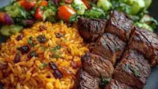 طريقة تحضير لحم محمّر مع أرز أحمر بالزبيب لعشاق الوصفات التقليدية اللذيذة طريقة تحضير لحم محمّر مع أرز أحمر بالزبيب لعشاق الوصفات التقليدية اللذيذة