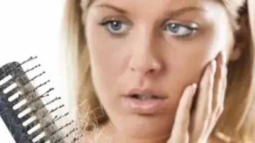 أسباب تساقط الشعر.. نقص العناصر الغذائية ودور الفيتامينات والمعادن الأساسية