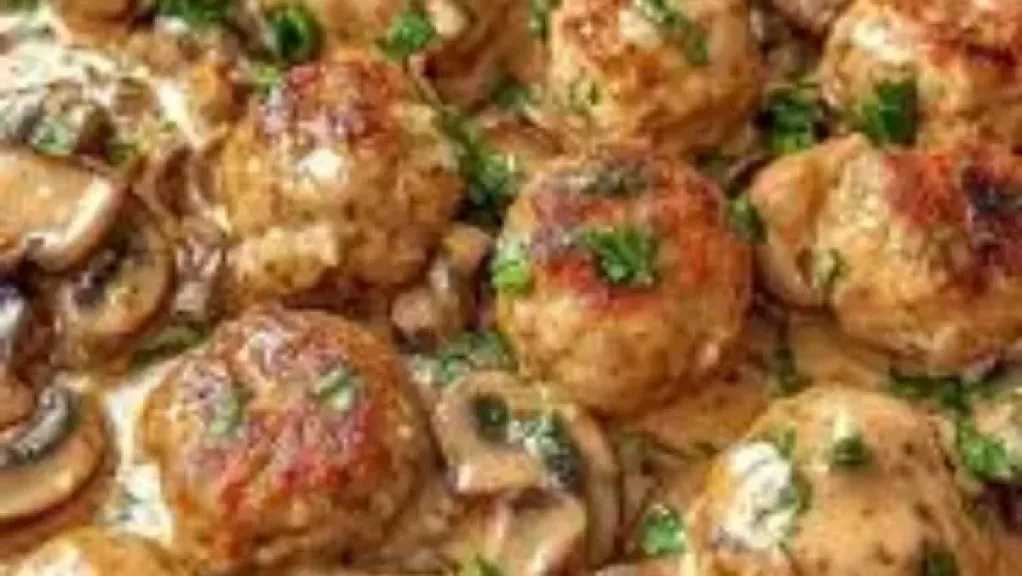 كرات الدجاج بصلصة المشروم الكريمية.. وصفة شهية لتحضير وجبة مميزة