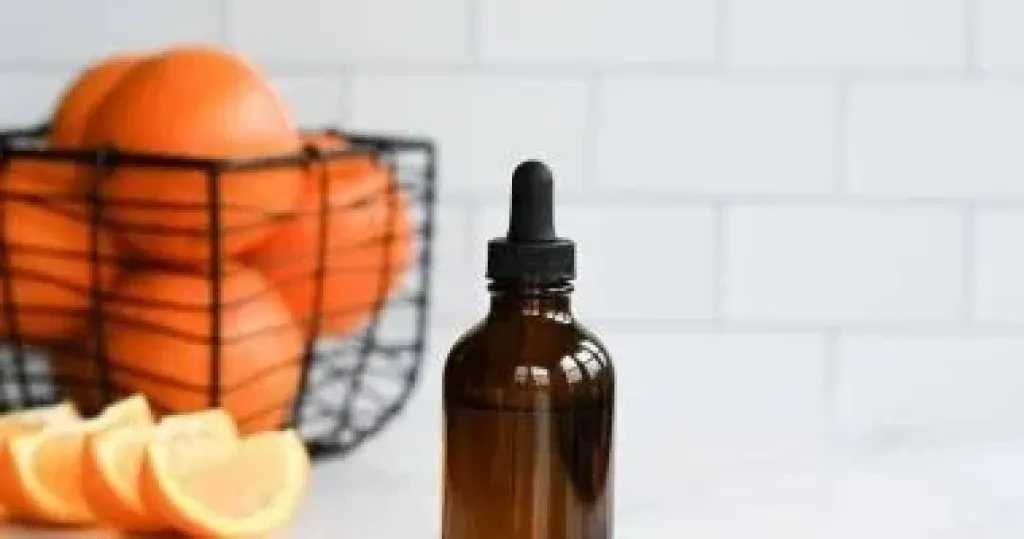 احصلي على بشرة مشرقة بتكلفة بسيطة.. طريقة إعداد سيروم فيتامين سي الطبيعي في المنزل