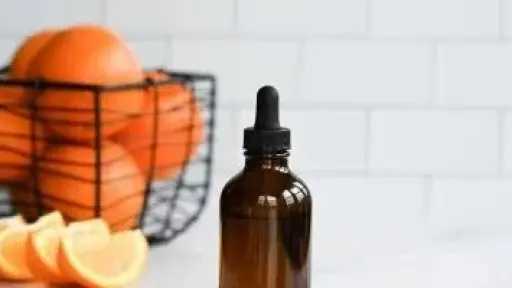 احصلي على بشرة مشرقة بتكلفة بسيطة.. طريقة إعداد سيروم فيتامين سي الطبيعي في المنزل