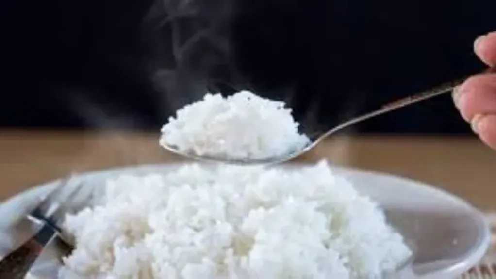 إعادة تسخين الأرز بشكل خاطئ قد يؤدي إلى تسمم غذائي.. أخطاء شائعة وحلول آمنة