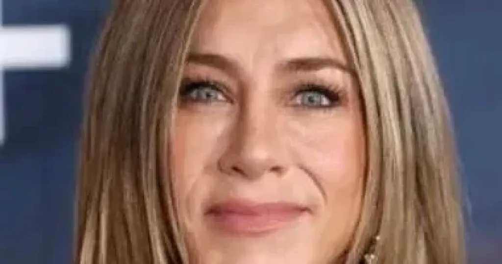 جينيفر أنيستون تفاجئ الجماهير بدور ”مصففة الشعر” في إعلان أثار إعجاب الملايين