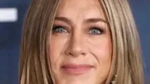 جينيفر أنيستون تفاجئ الجماهير بدور ”مصففة الشعر” في إعلان أثار إعجاب الملايين