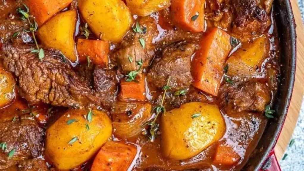 وصفة شهية.. طريقة عمل يخني اللحم بالجزر والبطاطس لتجربة طهي لا تُنسى