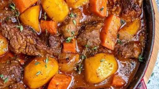 وصفة شهية.. طريقة عمل يخني اللحم بالجزر والبطاطس لتجربة طهي لا تُنسى