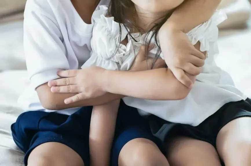 ترك طفلين في فندق بعد خلاف زوجي يشعل جدلًا واسعًا في بكين