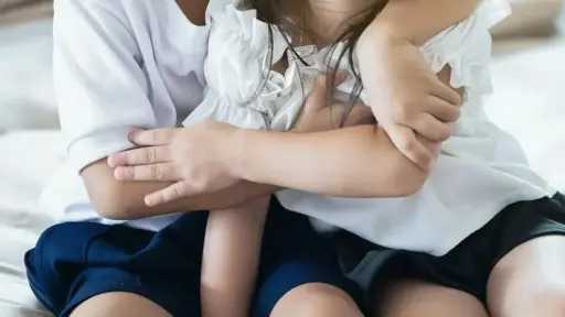 ترك طفلين في فندق بعد خلاف زوجي يشعل جدلًا واسعًا في بكين