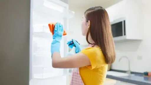 7 خطوات فعّالة للتخلص من روائح الثلاجة الكريهة ومنع عودتها باستخدام حلول منزلية بسيطة