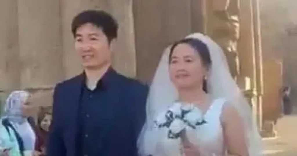 سائح صيني يحتفل بزفافه داخل معبد الأقصر في مشهد لافت خلال موسم السياحة الشتوي