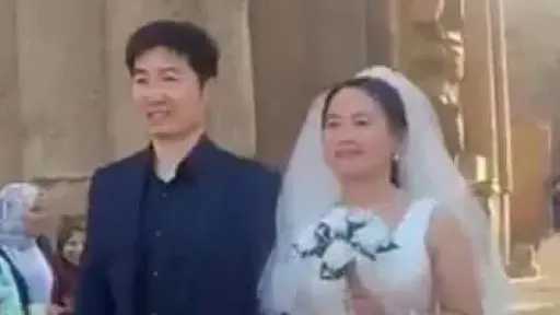 سائح صيني يحتفل بزفافه داخل معبد الأقصر في مشهد لافت خلال موسم السياحة الشتوي