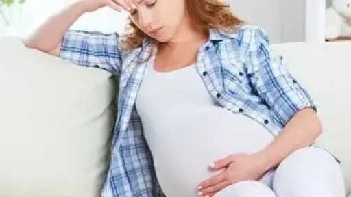 دراسة تحذّر: توتر واكتئاب الحامل قد يتركان أثرًا طويل الأمد على دماغ الجنين ويزيدان سمات التوحد