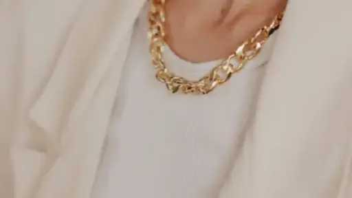 قواعد تنسيق الإكسسوارات مع الألوان لإطلالة مثالية