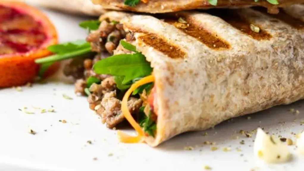 تورتيلا باللحم المفروم وجبنة فيتا بالثوم.. وصفة سهلة ولذيذة لوجبة شهية