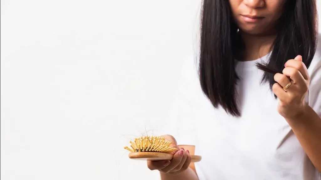 نقص فيتامين D.. السبب الخفي وراء تساقط الشعر المفاجئ لدى النساء