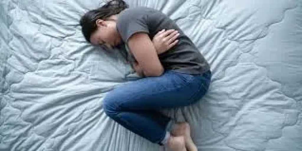 ألم المعدة.. بين الأسباب العضوية والنفسية وكيفية التشخيص والعلاج