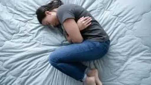 ألم المعدة.. بين الأسباب العضوية والنفسية وكيفية التشخيص والعلاج