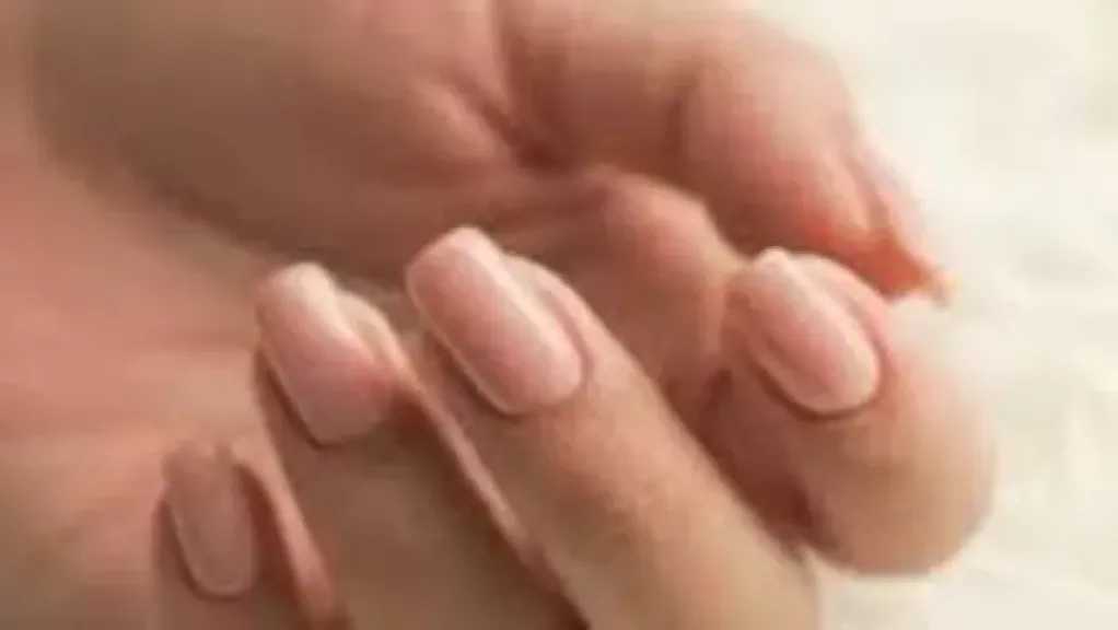 الأظافر.. مرآة صامتة لصحة جسمك: إشارات تحذيرية قد تكشف أمراض خطيرة