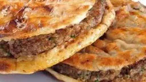 الحواوشي السريع في نصف ساعة.. وصفة منزلية بمذاق ينافس المحلات