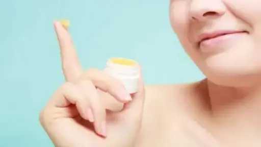 الفازلين أم الجلسرين.. أيهما الأنسب للعناية بالبشرة؟