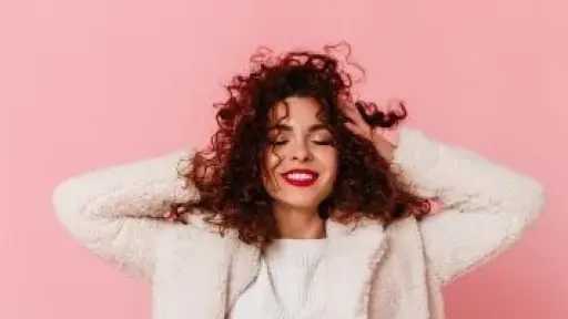 زيوت طبيعية للمحافظة على رطوبة الشعر المجعد وتعزيز نعومته زيوت طبيعية للمحافظة على رطوبة الشعر المجعد وتعزيز نعومته